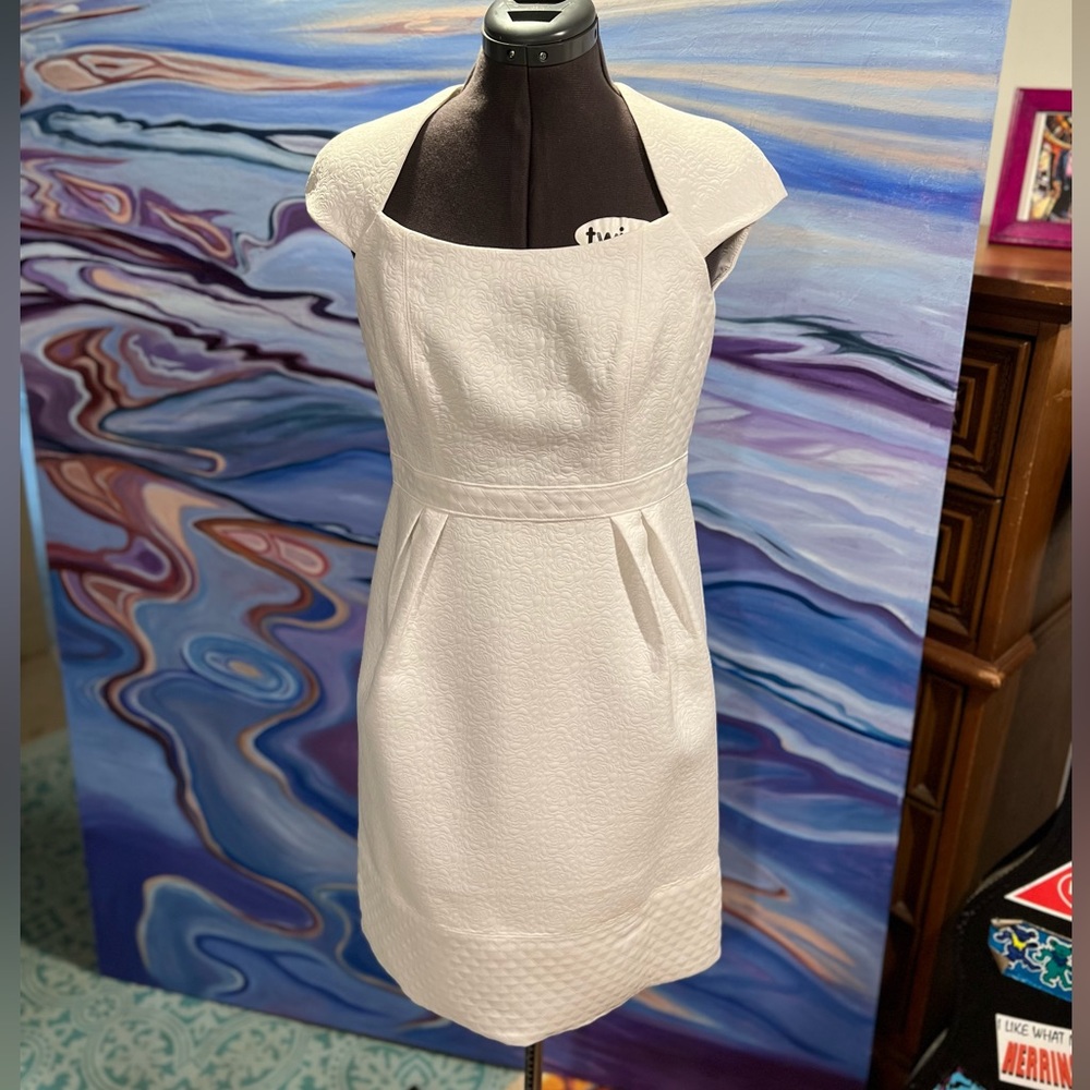 Donna Morgan white with gold zipper back,gorgeous textured material